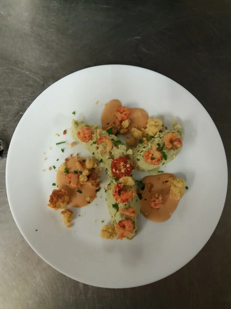 Écrevisses Sautées Mousse d'avocat Et Fumé de Crustacés Légèrement Crémé